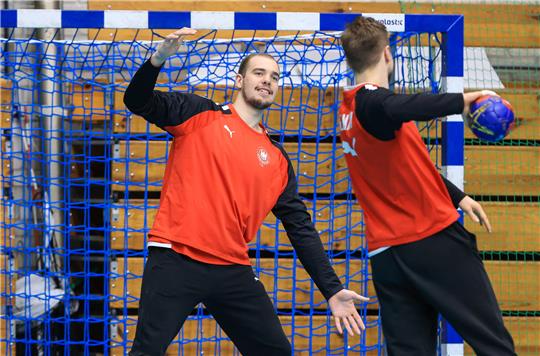 Der Bad Harzburger Tim Zechel (li.) steht vor dem WM-Viertelfinale der deutschen Handball-Nationalmannschaft gegen Frankreich im Kader. Foto: picture alliance/dpa | Jan Woitas