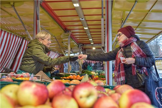 Der Bad Harzburger Wochenmarkt im Unteren Badepark: Auch hier schlagen sich mittlerweile die Folgen der Inflation nieder. Fotos: Neumann