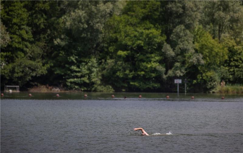 Der Badesee Plüderhausen (Baden-Württemberg) lädt zum Schwimmen ein.