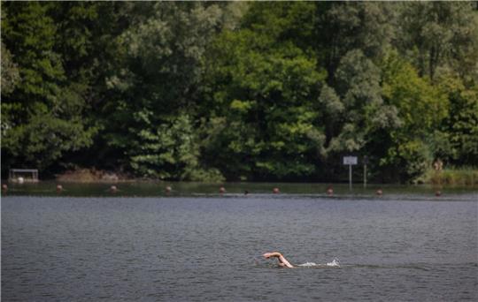 Der Badesee Plüderhausen (Baden-Württemberg) lädt zum Schwimmen ein.