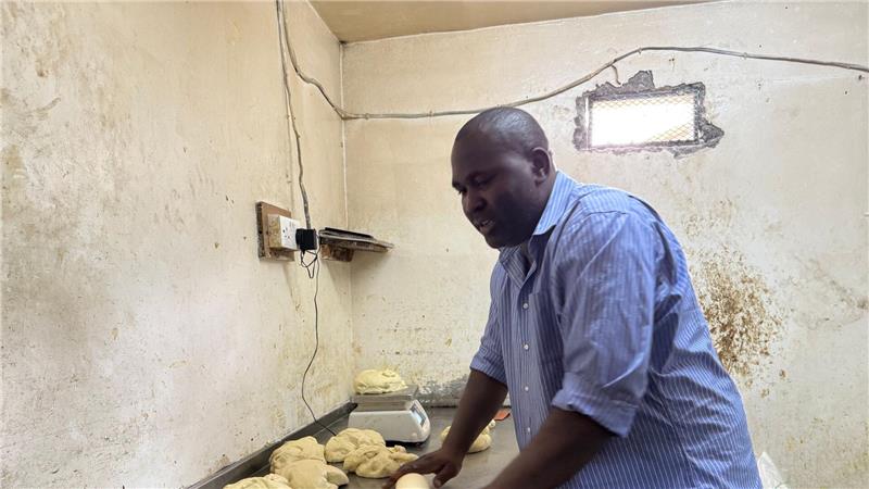 Der Bäcker Greyson Nyenze in seiner Backstube im kenianischen Slum Kibera. (Archivbild)
