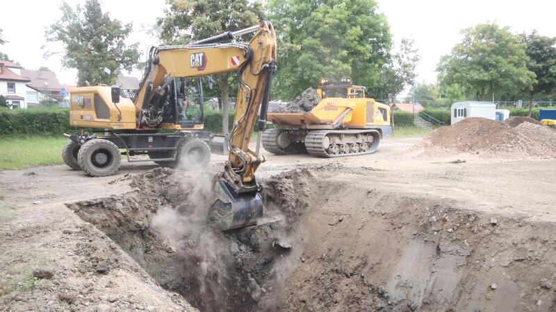 Erste Baggerarbeiten für das Seesener Millionenprojekt Der Bagger arbeitet sich durch das Seesener Erdreich, um einen Graben für die Leitungsumverlegung herzustellen.