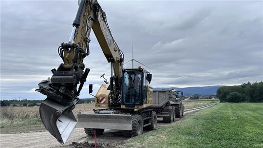 Der Bagger begradigt die Ränder des Weges, wobei die Felder an sich nicht angetastet werden.