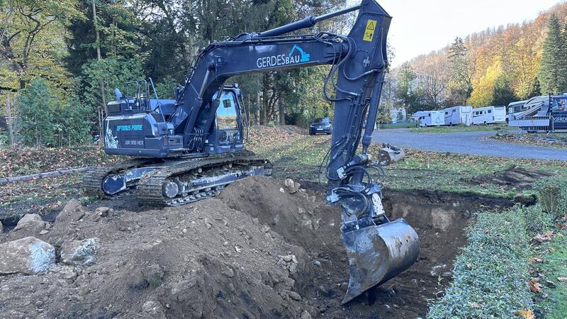 20 Meter Mast wird gebaut: Harzburg schließt eine Mobilfunklücke Der Bagger hebt die Baugrube aus.