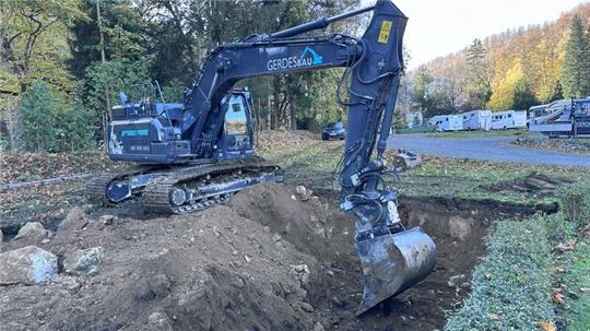 Der Bagger hebt die Baugrube aus.