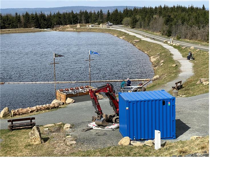 Der Bagger ist schon da: An der Stelle, an der der blaue Container steht, will die Wurmbergseilbahn-Gesellschaft die kleine Gaststätte „Wikinger-Schänke“ eröffnen. Der Rat muss nur noch am Donnerstag zustimmen.  Fotos: Eggers