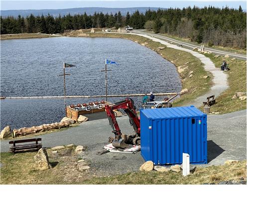 Der Bagger ist schon da: An der Stelle, an der der blaue Container steht, will die Wurmbergseilbahn-Gesellschaft die kleine Gaststätte „Wikinger-Schänke“ eröffnen. Der Rat muss nur noch am Donnerstag zustimmen.  Fotos: Eggers