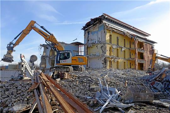Der Bagger ist seit Wochenbeginn an der Leibnitzstraße im Einsatz und reißt das Wohnheim Nummer 5 ab, danach werden auch die beiden Heime 3 und 4 abgerissen. Alle Arbeiten sollen bis Juli abgeschlossen sein. Foto: Bertram