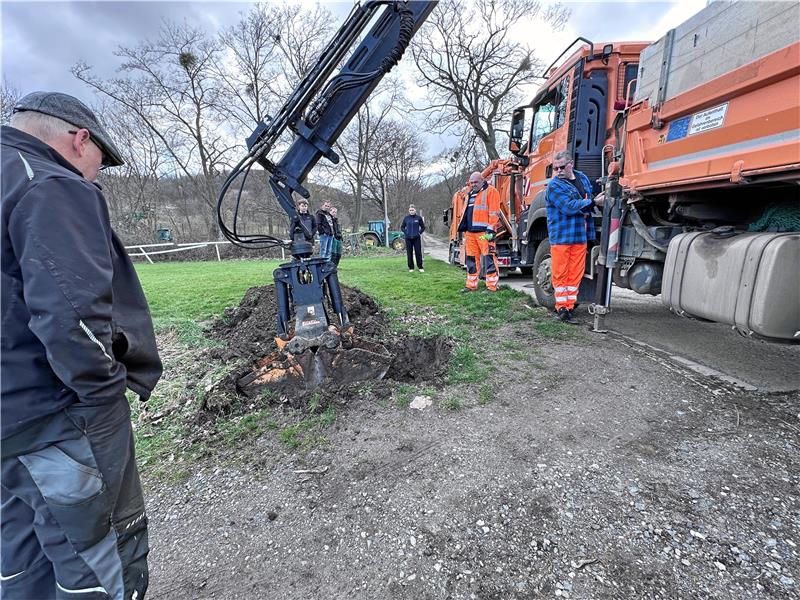 Der Bagger kommt zum Einsatz. Foto: Schlegel