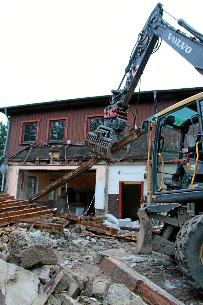 Der Bagger reißt Stück für Stück aus dem Kästehaus. Der Anbau ist bereits in seine Einzelteile zerlegt und hat ein Loch in der Fassade gelassen. Davor: Haufen aus unterschiedlichen Baumaterialien. Sie sollen getrennt voneinander entsorgt werden, vieles davon recycelt werden. Fotos: Potthast