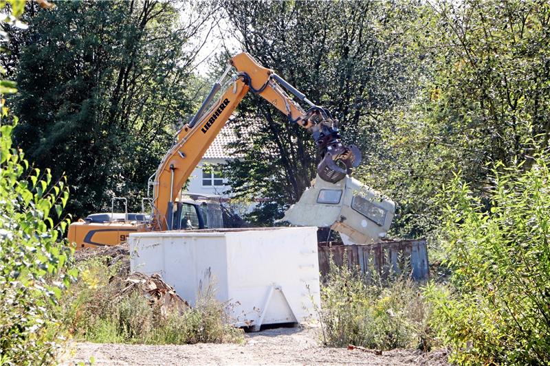 Der Bagger schnappt sich mit seiner Greifzange das Teil eines Wohnwagens, der auf dem Altlast-Areal Grube Ida lagert. Er wird nun fachgerecht entsorgt – so wie auch Hunderte Tonnen anderer Materialien. Fotos: Gereke