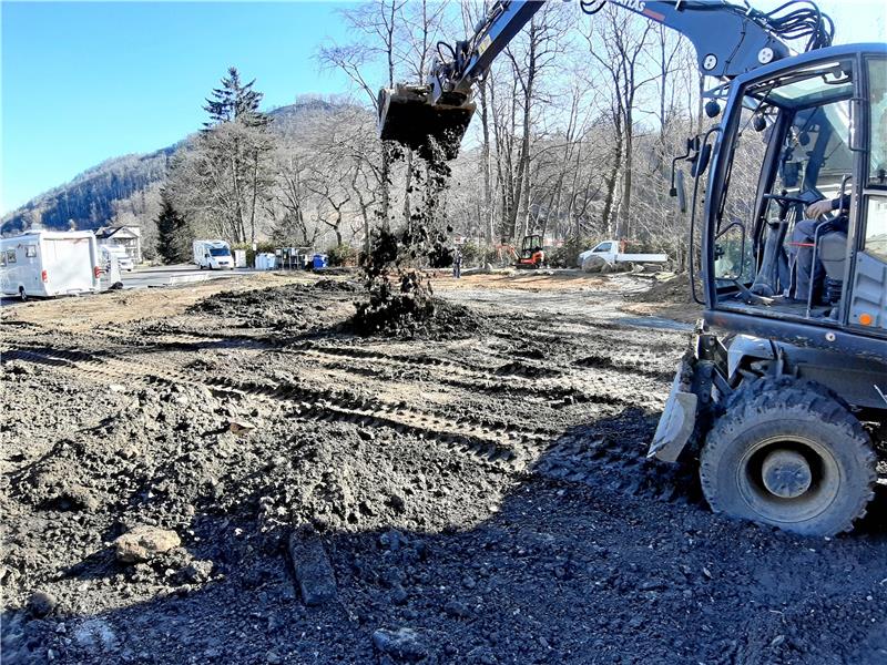 Wohnmobilisten in Bad Harzburg bekommen neuen Teich Der Bagger verkleinert den Teich - ein Bild von vor einer Woche, als die Arbeiten in vollem Gange waren. Fotos: Potthast