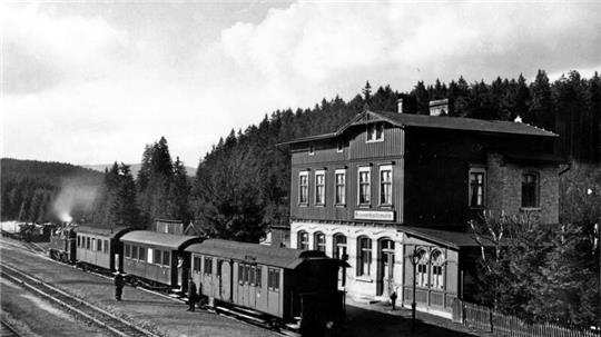 Der Bahnhof Brunnenbachsmühle verband einst die Südharzeisenbahn mit der Harzer Schmalspurbahn und war das Tor Braunlages zu Zielen wie Brocken, Wernigerode, Nordhausen oder auch mit Umsteigen zur einstigen Kreisstadt Blankenburg.