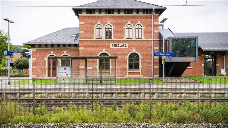 Mädchen vor Zug gestoßen? Mann kommt in Psychiatrie Der Bahnhof Friedland im Landkreis Göttingen: Hier starb am 11. August eine 16-Jährige.