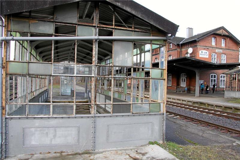 Der Bahnhof Langelsheim steht unter Denkmalschutz. Das begründet der Landkreis Goslar damit, dass die Anlage „aufgrund ihres Zeugnis- und Schauwertes für die Wirtschafts- und Technikgeschichte eine geschichtliche Bedeutung hat“. Von den verglasten Eisenkonstruktionen der Treppenüberdachung gebe es nur noch wenige Exemplare, sodass diesen Seltenheitswert zukomme. Foto: Ciszewski.