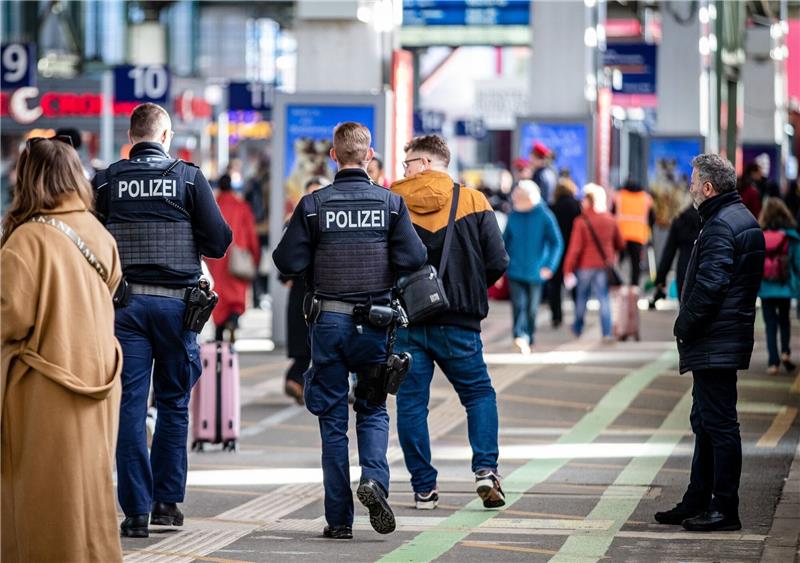 Der Bahnhof der baden-württembergischen Landeshauptstadt wurde von der Polizei komplett gesperrt und evakuiert. Mittlerweile ist der Hauptbahnhof wieder für Fahrgäste zugänglich.