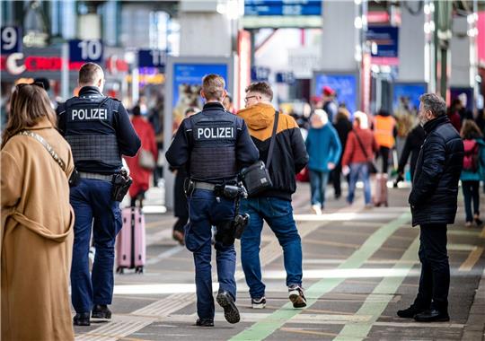 Der Bahnhof der baden-württembergischen Landeshauptstadt wurde von der Polizei komplett gesperrt und evakuiert. Mittlerweile ist der Hauptbahnhof wieder für Fahrgäste zugänglich.