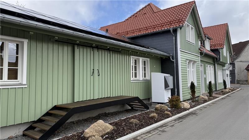 Das Foto zeigt ein ehemaliges Bahnhofsgebäude mit Aufgang zum alten Lokschuppen.