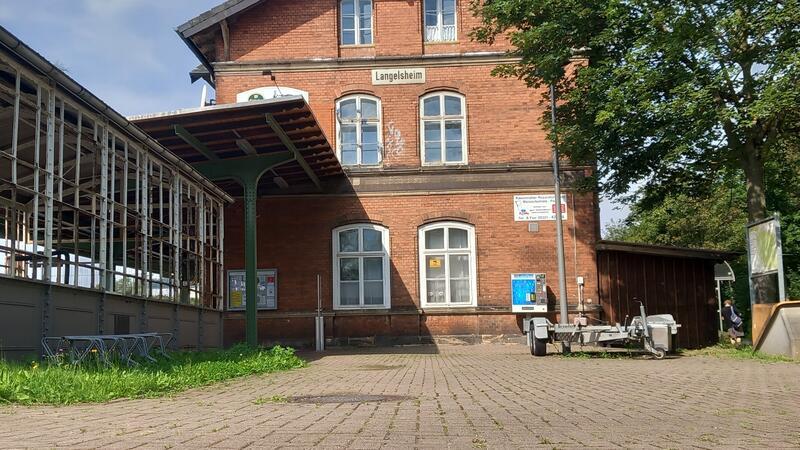 Bahnhof Langelsheim: Neuer Vorplatz nimmt Formen an Der Bahnhofsvorplatz macht derzeit einen recht trostlosen Eindruck. Die denkmalgeschützte Einhausung rottet vor sich hin.