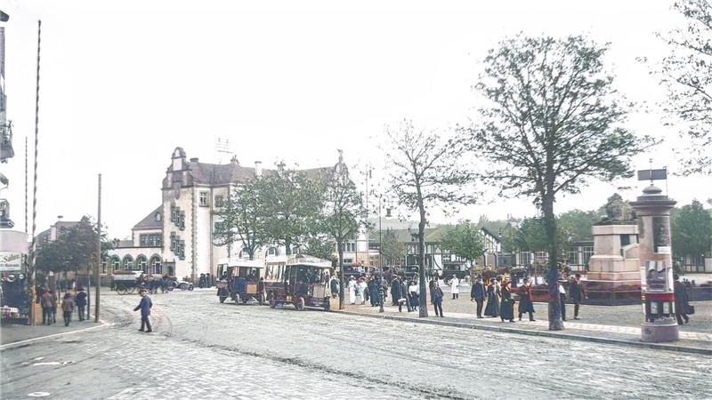 Der Bahnhofsvorplatz mit dem Löwen-Denkmal 