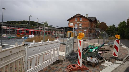 Der Bahnhofsvorplatz nimmt Form an: Auf dem unmittelbaren Gelände fehlen nur noch Bänke und weitere „Stadtmöbel“.
