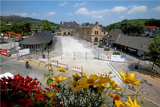 Der Bahnhofsvorplatz trägt jetzt den Namen Bahnhofsplatz. Foto: Epping