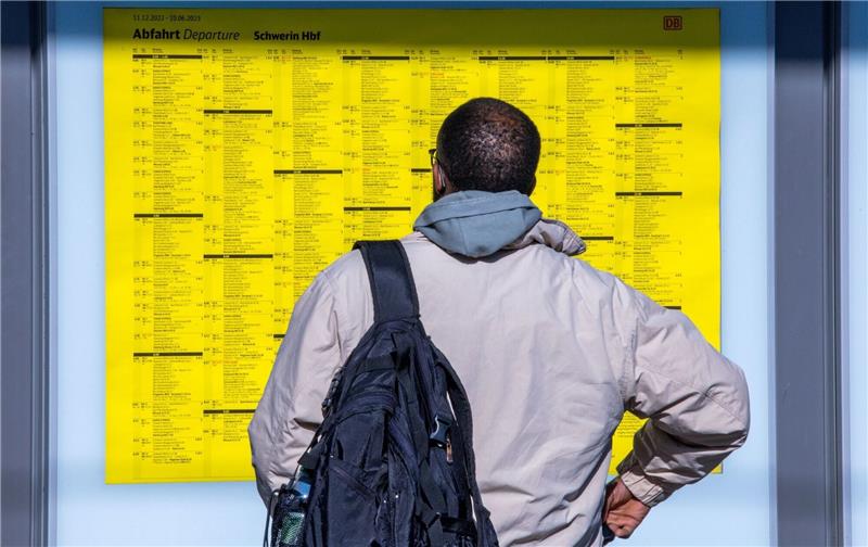 Ein Drittel der Fernverkehrszüge fällt am Montag aus Der Bahnstreik ist vorerst abgewendet - die Bahn behält aber Kulanzregelungen bei.