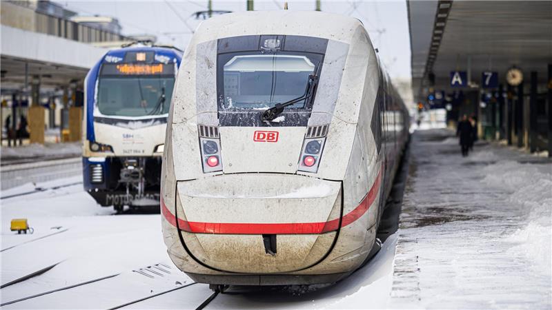 Der Bahnverkehr in Niedersachsen läuft nach dem Wetterchaos mit Einschränkungen wieder an. 