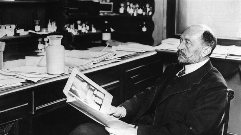 Seltene Diphtherie - Kind stirbt nach monatelangem Kampf Der Bakteriologe Emil von Behring (undatierte Aufnahme) erhielt 1901 für seine Arbeit über Diphtherie den ersten Nobelpreis für Medizin.