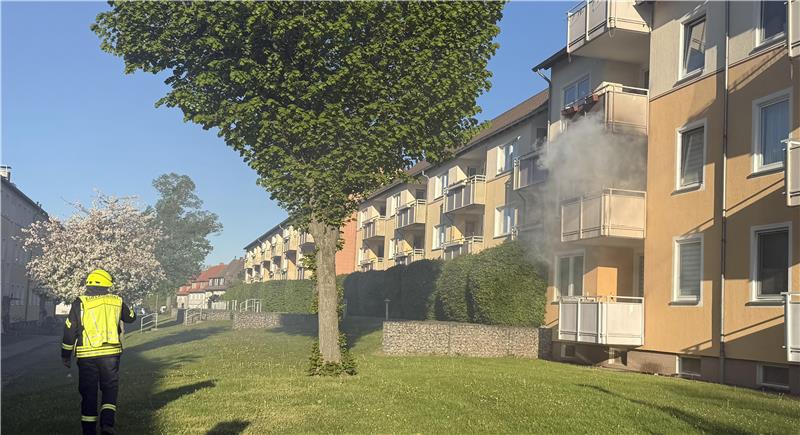 Der Balkon ist stark verraucht. Der Brand aber zügig gelöscht.