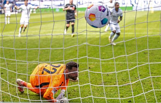Der Ball landet im Tor von Osnabrücks Torwart Philipp Kühn zum 1:0 für Magdeburg.