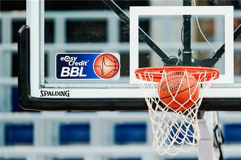 Der Ball landet während eines Freiwurfs im Netz.