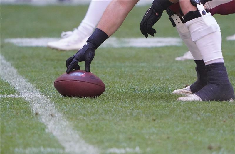 Sea Devils empfangen am 14. Juli Rhein Fire Der Ball liegt auf dem Rasen.