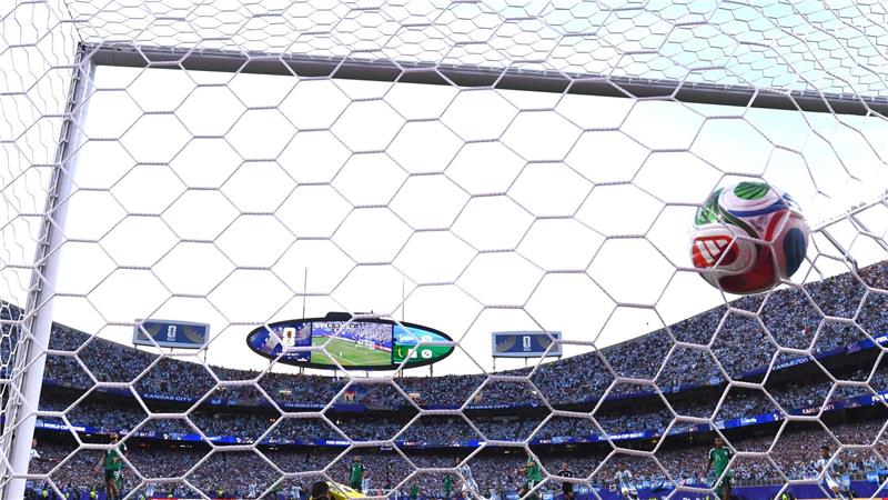 Messi-Show der Superlative: „Gibt keine Worte mehr“ Der Ball schlägt zum Tor ein.