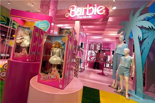 Der «Barbie»-Film hat weltweit mehr als eine Milliarde Dollar eingespielt und auch das zuvor oft schwächelnde Interesse an Barbie-Produkten angekurbelt.