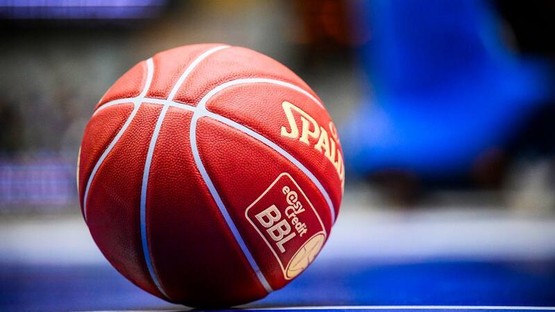 BG Göttingen verpflichtet amerikanischen Center Wiggins Der Basketball der easy Credit BBL liegt auf dem Boden.