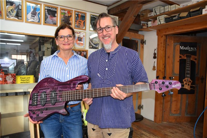 E-Bässe aus Bad Harzburger Kastanie und aus Jute und Hanf „Der Bass ist das Verbindungsglied zwischen Rhythmus und Harmonie.“ Das Kastanien-Holz dieser E-Bass-Gitarre wuchs an der Herzog-Wilhelm-Straße in Bad Harzburg. Heike und Gerald Marleaux nennen die Farbe des wunderschön gemaserten Premium-Instruments „Psychedelic purple“. Fotos: Berg