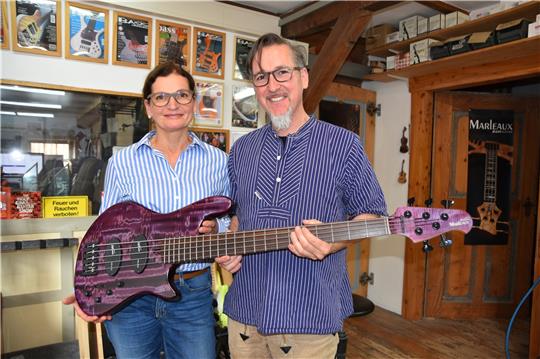 „Der Bass ist das Verbindungsglied zwischen Rhythmus und Harmonie.“ Das Kastanien-Holz dieser E-Bass-Gitarre wuchs an der Herzog-Wilhelm-Straße in Bad Harzburg. Heike und Gerald Marleaux nennen die Farbe des wunderschön gemaserten Premium-Instruments „Psychedelic purple“. Fotos: Berg