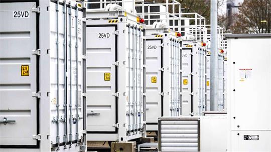 Der Batteriespeicher in Alfeld ist ähnlich wie auf diesem Archivbild in mehreren weißen Containern untergebracht. (Symbolbild)