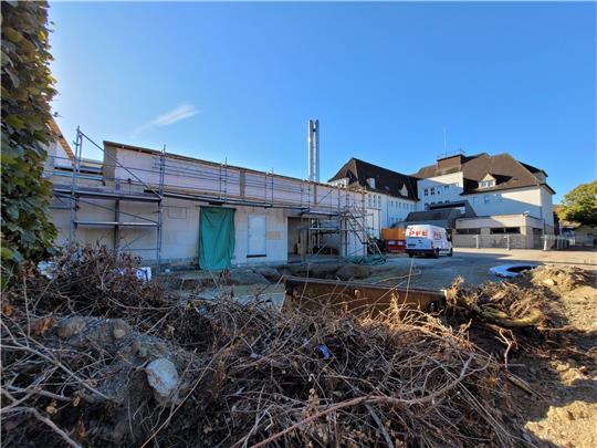 Der Bau der neuen Heizzentrale am Siemens-Gymnasium befindet sich in den letzten Zügen. Auch innen wird schon gewerkelt. Als nächstes soll die alte Heizzentrale abgerissen und dann mit dem eigentlichen Erweiterungsbau begonnen werden. Foto: Exner
