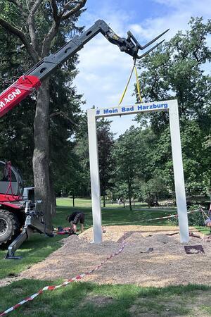 Der Bau der neuen Selfie-Schaukel im Kurpark ist ein Symbol für die neue Zusammenarbeit zwischen Dehoga und KTW.