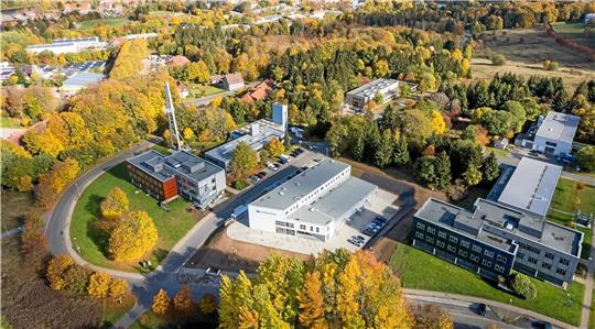 Der Bau des Gründungszentrums auf dem Campusgelände der TU (Mitte) war günstiger als geplant. Nun erhalten Stadt und Landkreis als Projektpartner eine Rückzahlung, die seitens der Stadt zum Teil in die Einrichtung reinvestiert werden soll. Foto: GZ-Archiv