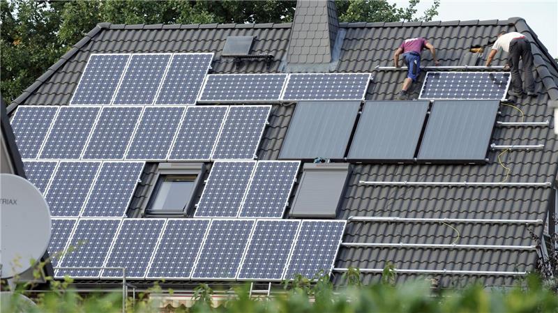 Weniger neue Solaranlagen - mehr Batteriespeicher Der Bau von neuen Solaranlagen stockt - vor allem im Privatbereich. (Archivbild)