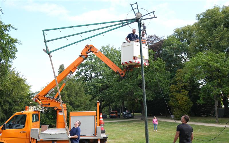 Der Bauhof baut am Donnerstag im Casinopark die große Mühle für das Salz- und Lichterfest auf.