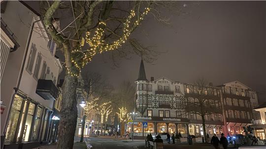 Der Baum gegenüber des Jungbrunnenplatzes leuchtet noch, alle anderen nördlich davon, Richtung Bahnhof, sind in diesem Jahr dunkel geblieben.