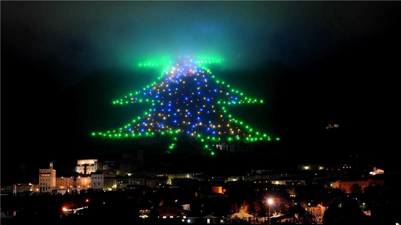 Beeindruckende Weihnachtsbäume aus aller Welt Der Baum so groß wie ein Berg: Eine 750 Meter hohe Lichtinstallation mit Hunderten Leuchtpunkten erstrahlt im Dezember 2009 am Berghang im italienischen Gubbio. (Archivbild)