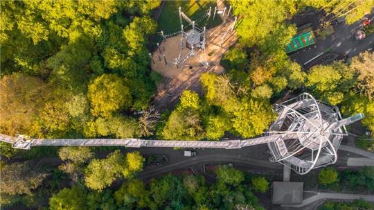 Der Baumwipfelpfad aus der Luft gesehen. Dort, wo auf diesem Bild noch der Hochseilgarten steht (oben), soll die Erweiterung gebaut werden.