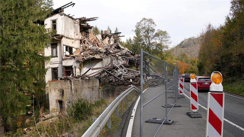 Auf der B 498 zwischen Oker und Altenau herrscht Ampelfrust Der Bauschutt der Villa Helene liegt nunmehr ein Jahr auf der B 498 und behindert den Verkehr.