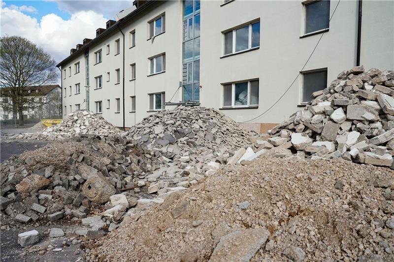 Der Umwelt zuliebe: Heidelberg baut aus alten Häusern neue Der Bauschutt vor einem ehemaligen Wohnhaus im Patrick-Henry-Village in Heidelberg ist bereits vorsortiert.