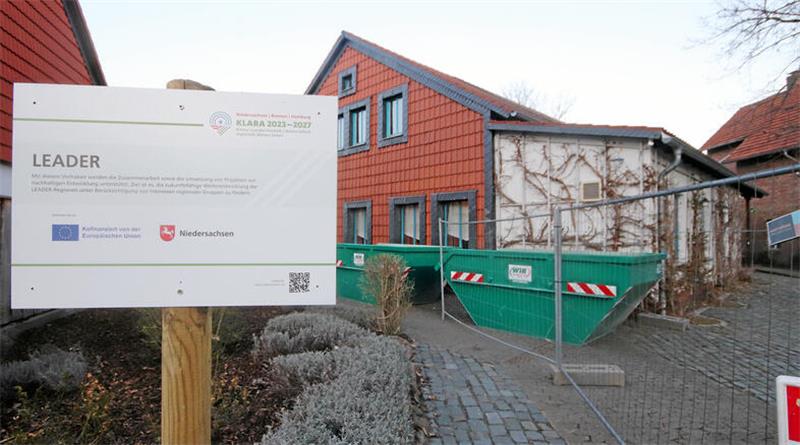 Der Bauzaun ist aufgestellt, die Container stehen bereit, das Schild, das auf ein Fördermittelprogramm hinweist, prangt am Eingang: Am Gielder Franz-Tasler-Haus tut sich was.
